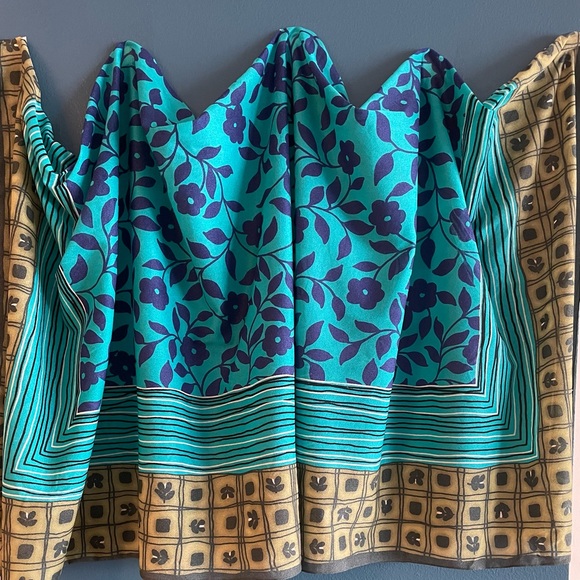 Patterned scarf - Picture 3 of 3